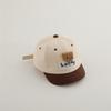Gorra de béisbol de ala corta con etiqueta de oso de dibujos animados para niños, estilo K 2024, para primavera y otoño, linda y versátil gorra con visera y bloques de color.