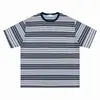 Camiseta de Manga Curta com Listras Finas e Gola Marrom em Cor Contrastante, Adequada para Homens e Mulheres, Gola Redonda Canelada, Manga Curta, Primavera e Verão, Roupa Casual Simples do Dia a Dia