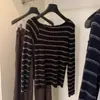 [Andy Aveludado Lavado] Design de Ombro Inclinado para Primavera e Outono Camiseta Listrada para Usar por Baixo Estilo Preguiçoso Suéter de Tricô Casual Feminino