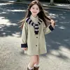 Casaco de Outono para Meninas 2026 Novo Roupa Infantil Coreana para Meninas Mais Velhas, Trench Coat de Outono de Comprimento Médio para Alunos do Ensino Fundamental, Top da Moda