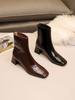Botas Curtas Elegantes de Salto Grosso Estilo Francês para Mulheres, Novidade Outono e Inverno 2026 Botas Finas de Cano Curto com Salto Alto e Bico Quadrado