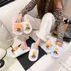 Zapatillas suaves y lindas de peluche para mujer, nueva colección otoño/invierno 2026, zapatillas de algodón de una tira silenciosas y antideslizantes para interiores para mujer