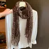 Lenço fino plissado com estampa de leopardo retrô estilo americano para mulheres, início do outono de 2026, xale longo estilo vintage, moderno