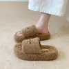 Chinelos fofos de sola grossa para mulheres, projetados para uso externo, com um elegante padrão cruzado e forro de algodão felpudo, nova coleção outono/inverno 2026