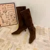 Botas Longas Femininas Estilo Coreano Salto Agulha Couro de Cordeiro Bico Fino Franzidas Duas Formas 2026 Outono/Inverno Novas Botas de Cano Alto Emagrecedoras Botas de Moda