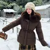 Nuevo estilo 2026, abrigo de algodón holgado, entallado en la cintura, adelgazante, de gran tamaño, con cuello de pelo para mujer, que ofrece un look sofisticado y cálido, perfecto para el invierno, y con un diseño engrosado para mayor calidez y elegancia.