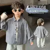 Camisa infantil, coleção primavera/outono, novo estilo 2026, top estiloso de manga longa para crianças, camisa listrada para meninos pequenos, look de outono