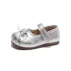Sapatos de Couro Estilo Coreano para Meninas 2026 Outono Nova Moda Sapatos de Princesa com Laço Bebê Mocassins Antiderrapantes