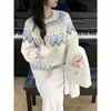 Suéter de Malha Gola Redonda Fair Isle Retro Argyle Branco Feminino Outono Inverno Estilo Preguiçoso Senso de Design Bordado Color Block Tricô Grosso