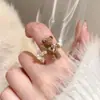 Anillo de Oso de Peluche Flocado Lindo con Perla para Mujer, Anillo de Dedo Índice de Personalidad de Nicho Otoño e Invierno, Nuevo Anillo de Moda Único 2025