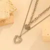 Europa y Estados Unidos collar con colgante de amor en relieve de acero inoxidable transfronterizo titanio no se decolora collar de doble corazón de melocotón 18k para mujer