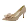 Grulla Blanca de Almohada 2026 Banquete Tacones Altos Punta Fina Moño de Pedrería Zapatos de Mujer Nuevo Estilo Europeo y Americano Delgado y Poco Profundo