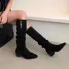 Botas de salto grosso, bico fino, até o joelho, elegantes e plissadas em estilo francês para o outono de 2026, apresentando um design retrô com babados e disponíveis em modelos de cano alto e botas longas para mulheres.
