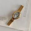 Reloj IEKE Minimalista Escala Romana Esfera Ovalada Correa de Acero Moda Femenina Estilo Frío Medio Antiguo Lujo Ligero Reloj para Mujer