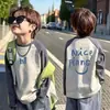 Camiseta de manga larga raglán de algodón puro para niños, nuevo estilo primavera/otoño con estampado color block, moderna y única, adecuada para niños de talla mediana y grande como capa base.