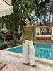 Alfaiataria 3D/design verde-matcha básico fácil de usar, excelente caimento, ombros retos, modelagem que afina a silhueta, corte multipainel, camiseta de manga longa desconstruída com costura de quatro agulhas