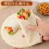 Rolinhos de inhame na frigideira de ferro feitos à mão, pães achatados, pães de farinha única, crostas grandes para tortas, wraps de frango, wraps de café da manhã prontos para comer