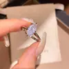 Anillo Geométrico de Circonita Minimalista Estilo Francés con un Diseño Único, Anillo Apilable para Dedo Índice, Versátil y Elegante, Joyería de Alta Gama para Mujeres