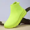 Nuevos zapatos de hombre para verano, zapatillas slip-on de punto fly transpirables, zapatos calcetín negros ligeros, zapatillas de correr de malla casual para hombre