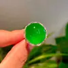 Anillo de calcedonia con superficie de huevo verde Zhengyang de semilla de hielo vintage Anillo de superficie verde emperador completamente verde de Myanmar ambiente simple lujo ligero venta al por mayor