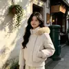 2026 Invierno Nuevo Estilo Chaqueta Corta de Algodón con Capucha y Cuello Grande de Piel para Mujer Tallas Grandes Holgada Engrosada Cálida Chaqueta Acolchada Abrigo