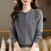 Cardigan de Tricô Novo Primavera e Outono 2026 Feminino Tamanho Grande Gola Redonda Top Suéter Solto Decoração de Flores Jaqueta de Tricô