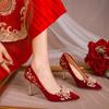 Saltos Altos de Noivado 2025 Novo Vermelho Claro Sapatos de Casamento Xiuhe Bordados com Pérolas Bico Fino Sapatos de Casamento Chinês