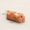 Suministro de fábrica zapatos cabeza de tigre de madera de durazno zapatos bordados paso a paso Wang zapatos pequeños pulsera de pasos arreglo de pequeños accesorios cabello humano