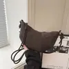 Bolso tipo bandolera simple estilo coreano, bolsa tipo dumpling para mujer, nuevo estilo invierno 2025, nicho, textura de alta gama, bolso de un solo hombro cruzado