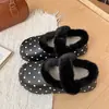 Zapatos de algodón de lunares estilo coreano, colección de invierno 2026, diseñados para uso en exteriores, con un diseño antideslizante, impermeable y forrado de felpa para abrigar, con estilo de talón cerrado, para mujer