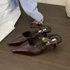Sapatos de salto alto com bico fino e salto fino, mules elegantes de bico fechado para uso externo, com fivela metálica e tira única, sapatos de salto único estilo francês