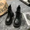 Botas Martin Confortáveis de Solado Grosso Femininas 2026 Outono/Inverno Novas Botas de Cano Curto Estilo Britânico Preto Aumentadoras de Altura Bico Redondo Botas Individuais Tendência