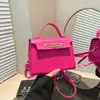 Bolso de Mano Vintage de Alta Gama para Mujer, Moderno y Sencillo con Colgante, Bolso Cuadrado Pequeño, Nuevo Bolso de Hombro de Nicho Primavera 2026 para Mujer