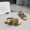 Sandálias femininas peludas de uma tira, nova coleção de outono de 2026, modernas e estilosas, versáteis, de sola plana, com sola macia, sapatos peludos retrô