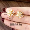 Brincos Florais de Zircônia Estilo Pastoral Luxuoso para Mulheres, Brincos Pequenos Florais Versáteis em Ouro de Areia Vietnamita, Joias Transfronteiriças Duradouras