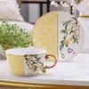Xícara de Café e Pires de Cerâmica Azul e Branco Pintado em Dourado, Acessível e de Luxo Retrô para o Chá da Tarde, Copo de Água Doméstico com Aparência Sofisticada, Presente de Aniversário