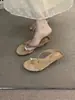 Chinelos Elegantes de Salto Grosso Cor Nude com Tira entre os Dedos Calçados Femininos 2026 Sandálias de Verão para Exterior Estilo Férias Sandálias Romanas