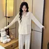 Pijama de terciopelo con estampado floral, nuevo para otoño e invierno, cárdigan de moda para mujer con cuello de solapa, dulce conjunto de dos piezas de manga larga y pantalón largo para casa