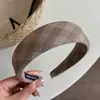 Diadema de Tela a Cuadros Retro con Calavera Alta y Cabeza de Esponja para Mujer, la Calavera Alta Hace que la Cara Parezca Más Pequeña, Pinza para el Cabello, Accesorios para el Cabello Simples y Versátiles