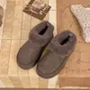 Sapatos de algodão quentes de cano baixo com pelo novos de inverno, fundo grosso, com fleece, sapatos de algodão do Nordeste, botas de neve femininas espessadas 2026 externo