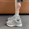 Zapatos de papá de cuero suave, nuevo modelo otoño 2026, zapatillas casuales transpirables de malla versátiles, cintura delgada, suela gruesa, que aumentan la altura