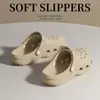 Sapatos de Furos com Gatinho Desenho Animado Femininos 2026 Verão Novos Externos Antiderrapantes Respiráveis Tipo Tamanco Bico Fechado Sandálias de EVA Masculinos