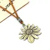Collar de cordón de cuero vintage, con colgantes de aleación de zinc de girasol, jirafa, hoja, corazón, ala y colmillo de lobo, adecuado para suéteres