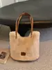 Bolsa de Pelúcia Feminina 2026 Nova Outono/Inverno Bolsa Tote de Grande Capacidade de Mão Bolsa de Ombro Versátil para o Dia a Dia