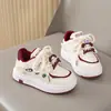 Tênis Infantil para Meninas Estilo Primavera e Outono 2026, Solado Macio Fashion, Velcro Antiderrapante, Sapatos Casuais Brancos para Meninas Pequenas