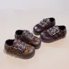 Zapatos Pequeños de Cuero para Niñas con Estampado de Leopardo Retro y Doble Hebilla 2026 Otoño Nueva Llegada Con Felpa Suela Plana Suave Versátiles de Moda Zapatos de Algodón