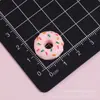 Juguete de donas macaron simuladas accesorios de resina pegamento de crema DIY imanes para refrigerador accesorios para el cabello pegatinas para funda de teléfono