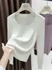 Blusa de Lã Base Temperamento Marrom para Mulheres Outono/Inverno 2026 Esquema de Cores Mesclado Corte Justo Gola Baixa Blusa Interna Toque de Alto Padrão