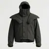 Chaqueta de trabajo con capucha verde militar personalizada de fábrica para hombre, con bordes crudos y múltiples bolsillos, con un diseño desgastado y moderno