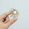 Broches Europeus e Americanos Transfronteiriços, Joias de Diamantes e Pérolas de Luxo Leve e Alta Qualidade, Pins Decorativos para Terno, Acessórios para Suéter e Casaco para Mulheres